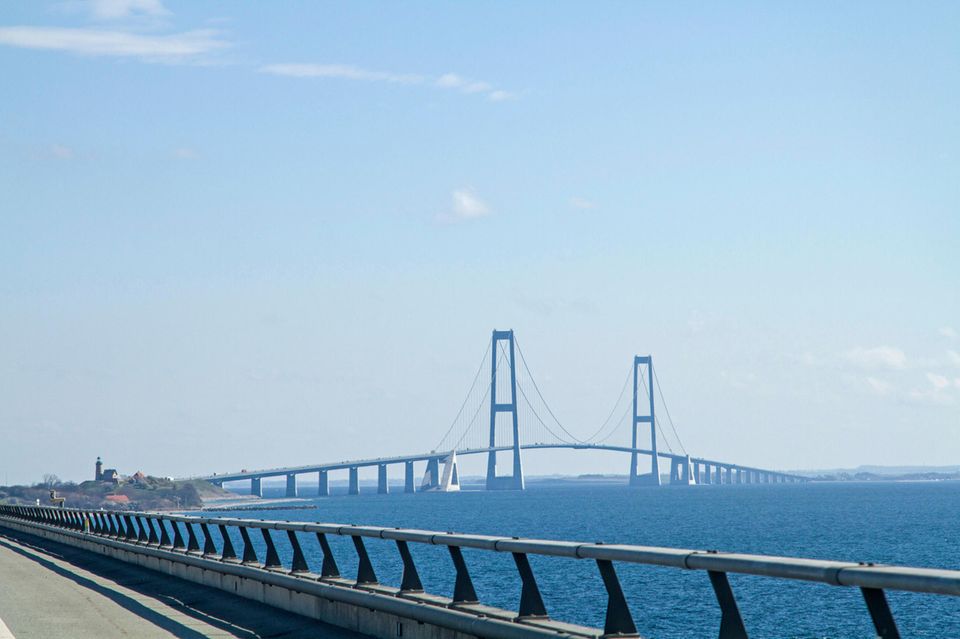 Dänemarks Run ist gebrochen. Die Experten von IMD hatten das skandinavische Land 2022 und 2023 zum wettbewerbsfähigsten Staat der Welt erklärt. 2024 aber reichte es nur noch für den dritten Rang. Dafür war allein eine Herabstufung bei der wirtschaftlichen Leistung verantwortlich. Dänemark rutschte hier laut der Analyse vom 15. auf den 22. Platz ab. In den übrigen drei Hauptkategorien blieb es bei den Vorjahresplatzierungen. Hervorzuheben ist dabei der erste Platz bei der Wirtschaftseffizienz, den Dänemark durchgehend seit mindestens 2020 erringen konnte (so weit reichte die Übersicht im Online-Profil). 