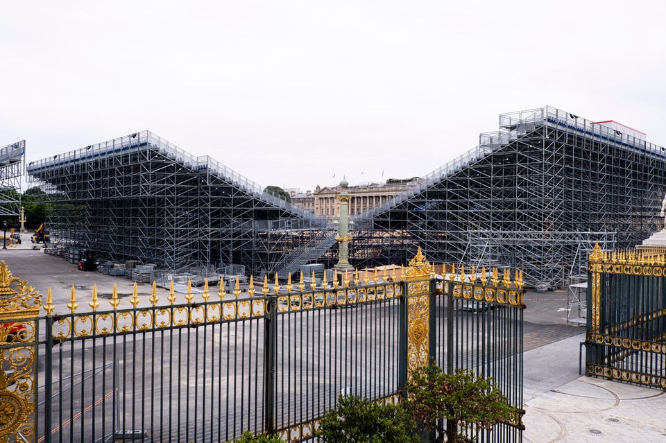 Auf dem Place de la Concorde werden Zuschauertribünen für die Wettbewerbe der Olympischen Spiele aufgebaut
