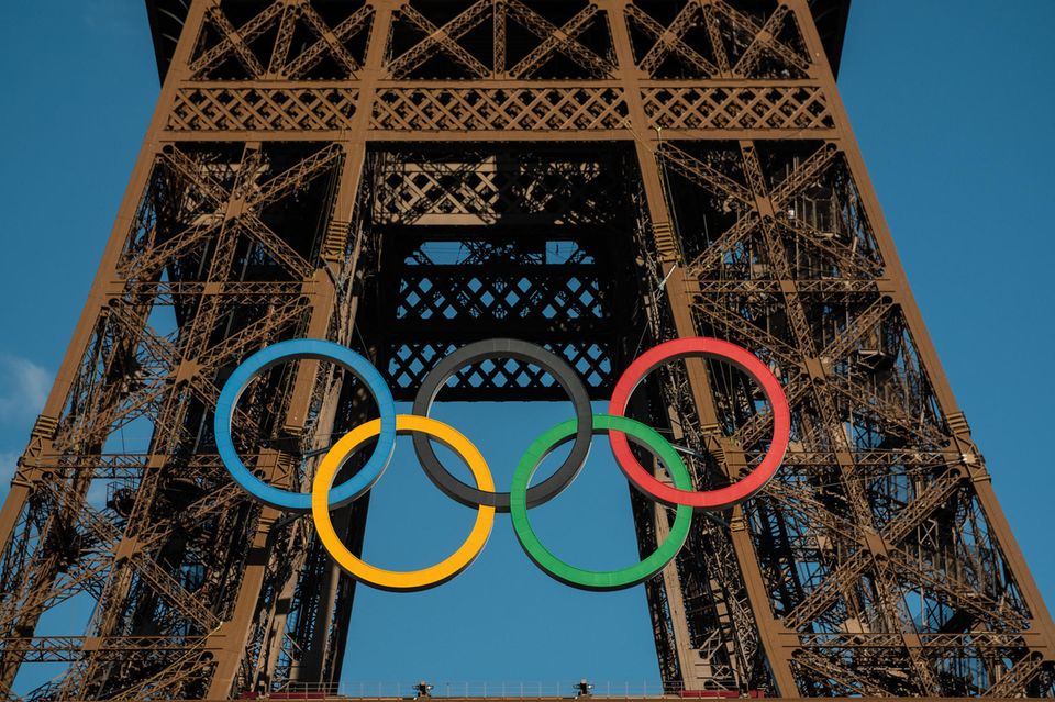 Die Olympischen Ringe schmücken seit Anfang Juni den Eiffelturm in Paris