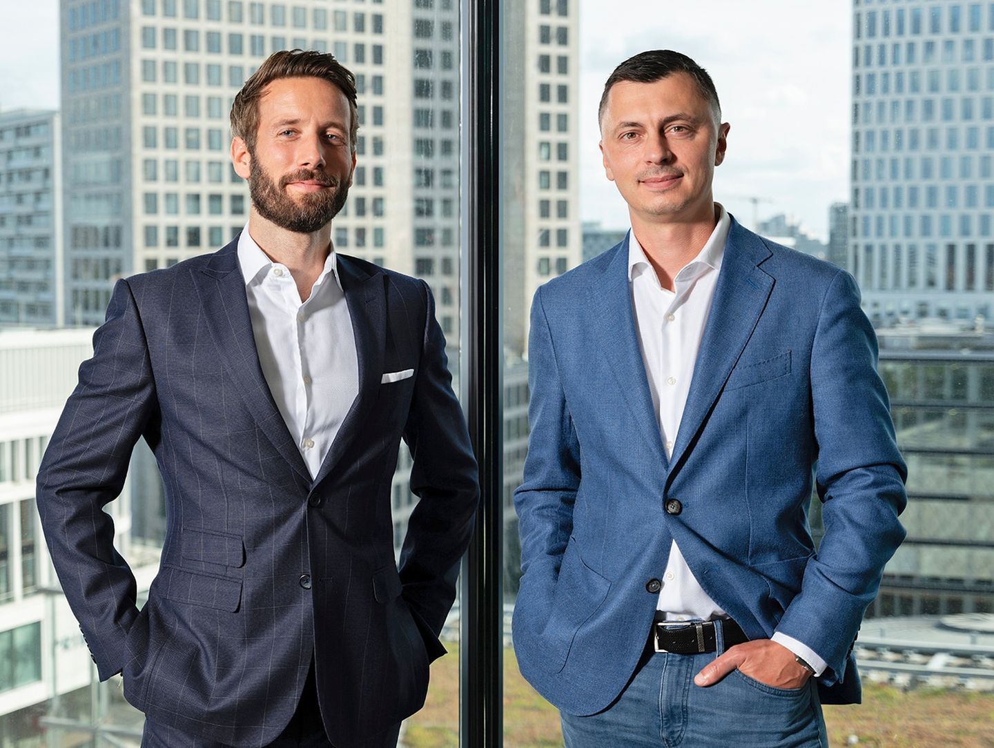 Autodoc-CEO Dmitry Zadorojnii (r.) mit seinem Finanzchef Lennart Schmidt in Berlin