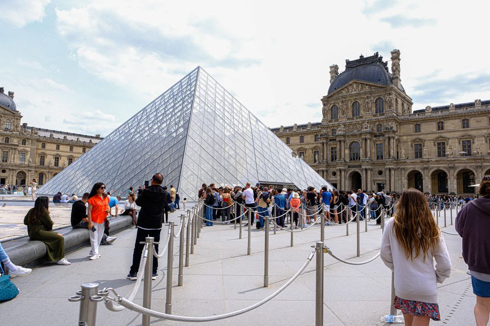 Auch ein Einbruch um 19,5 Prozent zur Vor-Corona-Zeit ändert nichts an der Tatsache: Der Louvre ist unter den Museen weltweit die klare Nummer eins. 7,7 Millionen Gäste wurden laut dem Bericht 2022 gezählt. Wer vor der Pandemie dort war, kann sich glücklich schätzen. Noch vor wenigen Jahren durften sich Besucher der Mona Lisa ungehindert nähern und verweilen. Bei der Wiedereröffnung im Sommer 2020 führte der Louvre Absperrungen ein, die an die Sicherheitskontrolle am Flughafen erinnern. 