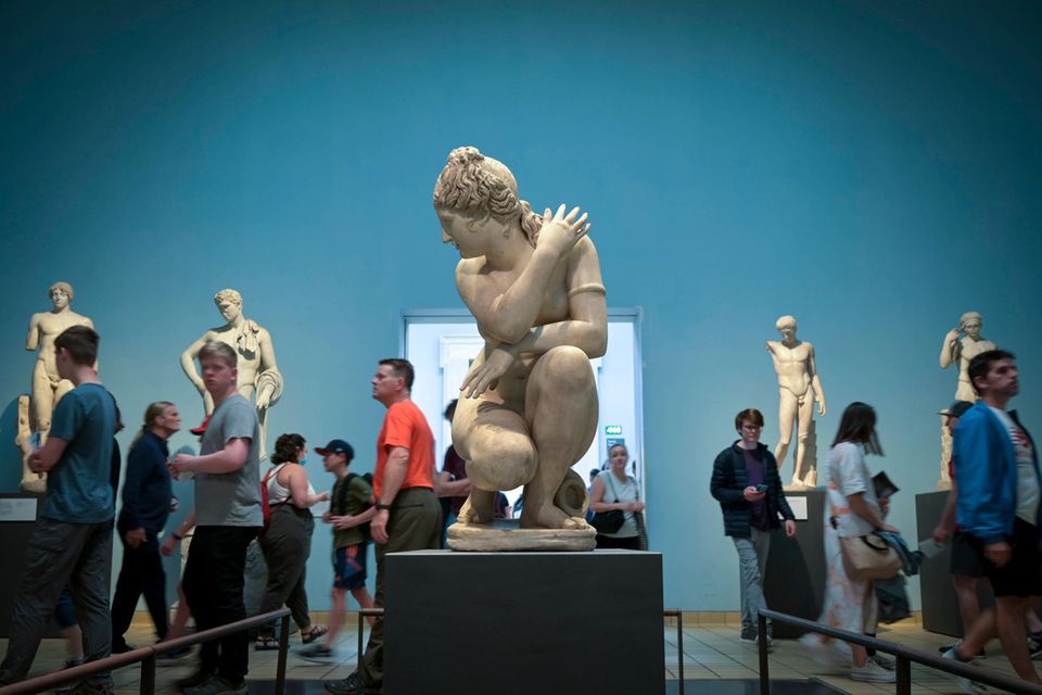 Knapp vor Tate Modern sicherte sich das British Museum Platz vier im Ranking der größten Museen der Welt. 4,1 Millionen Besucher strömten demnach 2022 in den riesigen Kunsttempel. Der sorgt jedoch regelmäßig für Negativschlagzeilen. Zuletzt war bekannt geworden, dass ein Mitarbeiter offenbar etliche Kunstwerke aus den Archiven gestohlen und auf Ebay verkauft hat. Dies sorgte in den anhaltenden Debatten um Raubkunst seitens des britischen Kolonialreichs für neuen Zündstoff. Das British Museum erlebte ebenfalls einen Einbruch der Besucherzahlen und zwar um 34,0 Prozent auf 4,1 Millionen. Sehr viel besser schnitt die nun neue Nummer eins im Vereinigten Königreich ab.