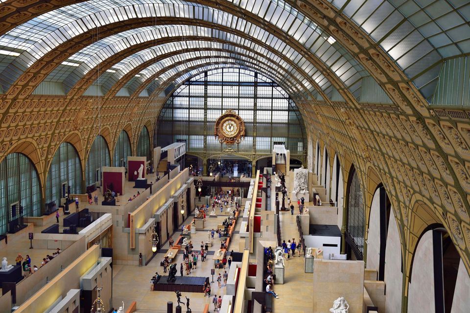 Auf Platz zehn der beliebtesten Museen weltweit rangierte das Musée d'Orsay in Paris, wie eine Auswertung von Statista ergeben hat. Das Kunstmuseum, das vor allem für seine Gemälde und Skulpturen aus der Zeit zwischen 1848 und 1914 berühmt ist, meldete demnach 3,3 Millionen Besucher. Das waren immer noch 10,5 Prozent weniger als 2019. Nur das Museum auf Platz sieben verzeichnete ein Besucherplus. 