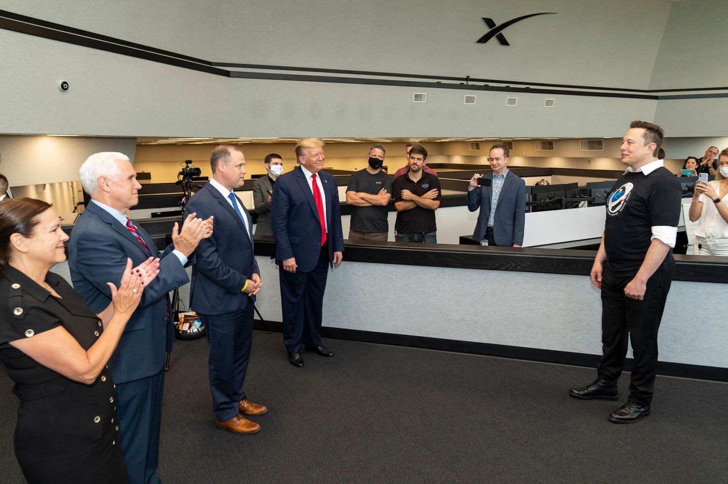 Während seiner letzten Präsidentschaft nahm Donald Trump an einem Testlauf von Trumps Raketenfirma SpaceX teil – einer der wenigen Begegnungen der beiden