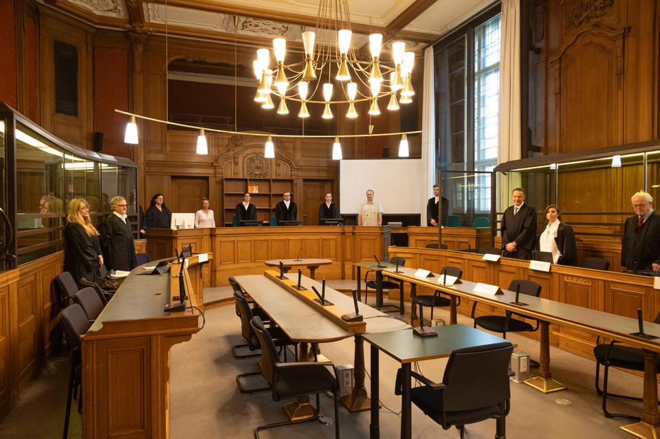 Der Saal 500 des Kriminalgerichts Moabit ist mit Panzerglas-Kabinen für die Angeklagten ausgestattet. Der Grund: Thomas S. (nicht im Bild) fürchtet seit seinem Geständnis um sein Leben. 