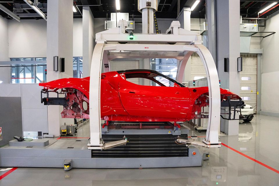 Rotes Chassis eines Ferrari im E-Building