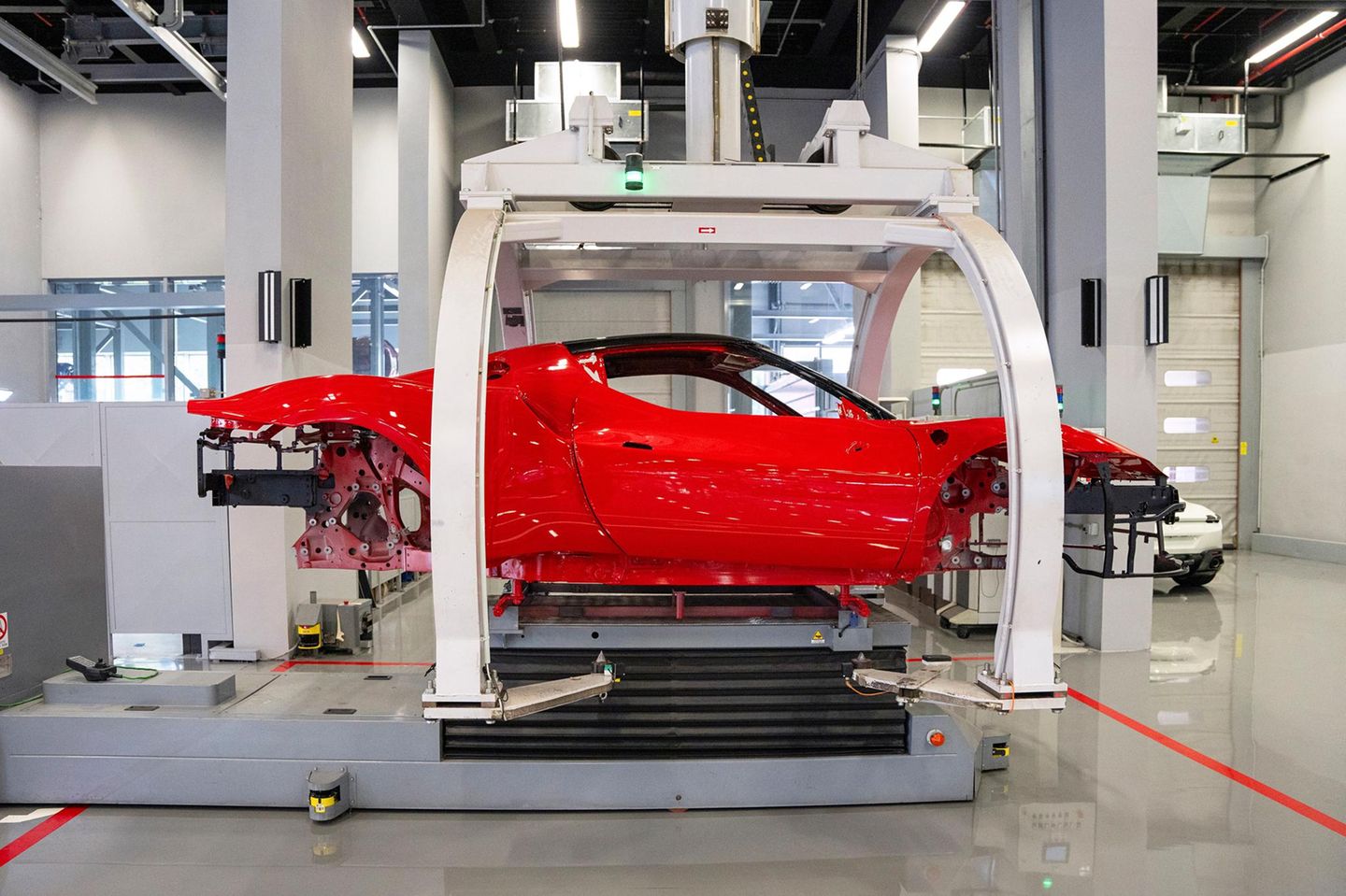 Rotes Chassis eines Ferrari im E-Building