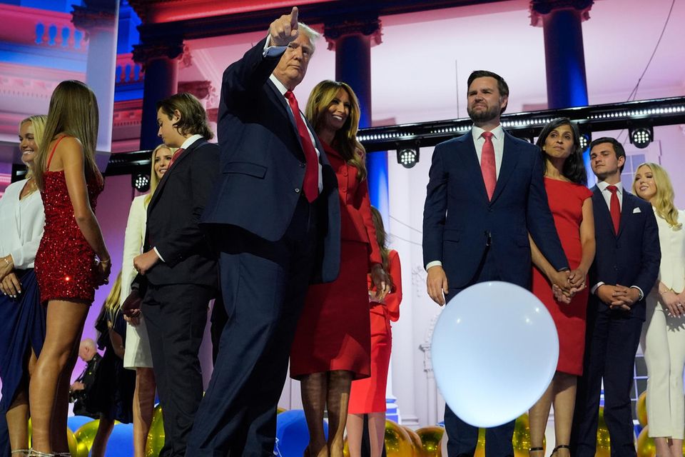Republikar Donald Trump auf der Bühne (links) mit seinem Vize-Kandidat J. D. Vance