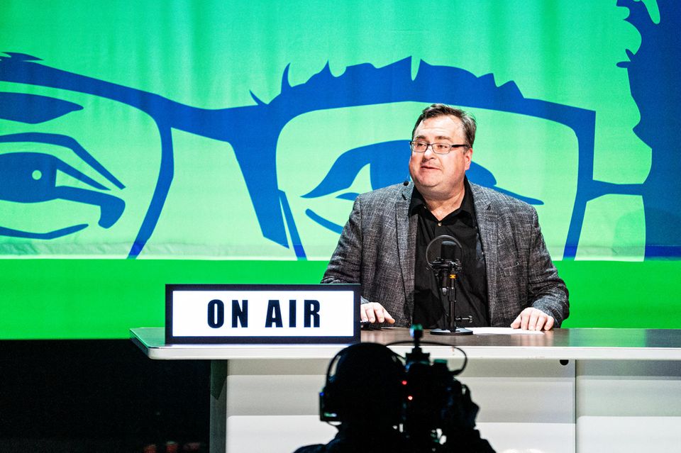 Reid Hoffman (56) ist Mitgründer der Karriereplattform LinkedIn und einer der prominentesten Investoren des Silicon Valley. Er gilt als starker Unterstützer Bidens und glaubte bis zuletzt an seinen Sieg. Laut „Financial Times“ hat er bereits über 8 Mio. Dollar in den Wahlkampf der Demokraten investiert. Nach Bidens Rücktritt teilte er via X mit: „Die Demokraten sind die Partei der Politik, des Fortschritts und des Handelns. (…) Ich unterstütze Kamala Harris und ihre Kandidatur für das Amt der Präsidentin der Vereinigten Staaten von ganzem Herzen in unserem Kampf für die Demokratie im November.“