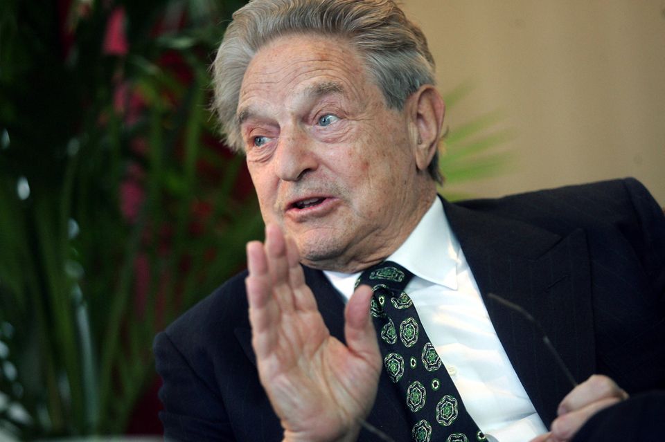 George Soros (93) gilt als einer der reichsten Männer der Welt. Er ist bekannt für seine erfolgreichen Investitionen und philanthropische Arbeit und gründete die „Open Society Foundations“. Auch sein Sohn Alexander ist für sein soziales Engagement bekannt und Aufsichtsratsvorsitzender der Stiftung. Auf X kündigte er an: „Es ist an der Zeit, dass wir alle Kamala Harris unterstützen und Donald Trump schlagen.“