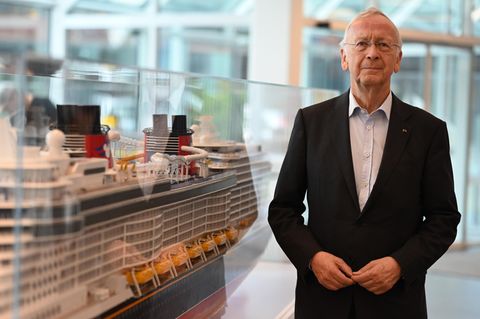 Bernard Meyer, Inhaber der Meyer Werft, steht neben einem Schiffsmodell