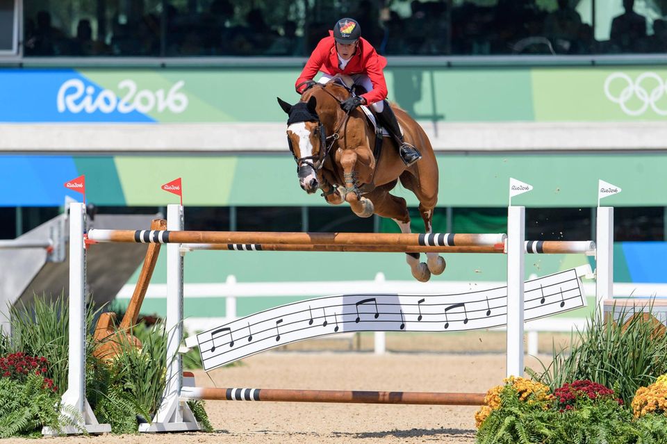 Ein Springreiter überwindet bei den Olympischen Spielen in Rio de Janeiro ein Hindernis