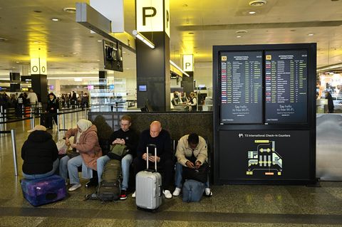 Wartende Menschen am Flughafen