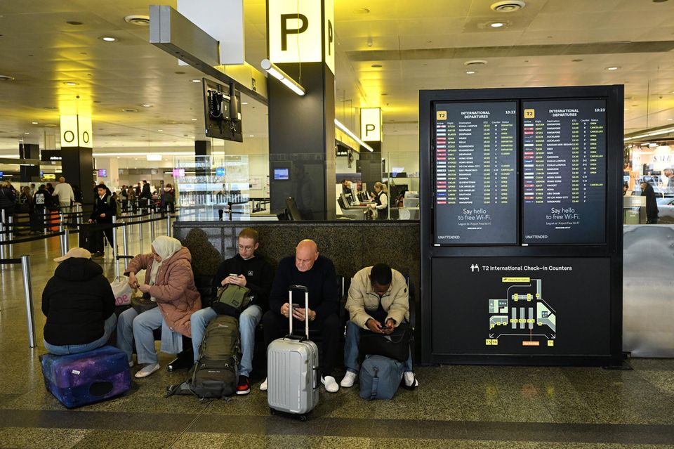 Wartende Menschen am Flughafen
