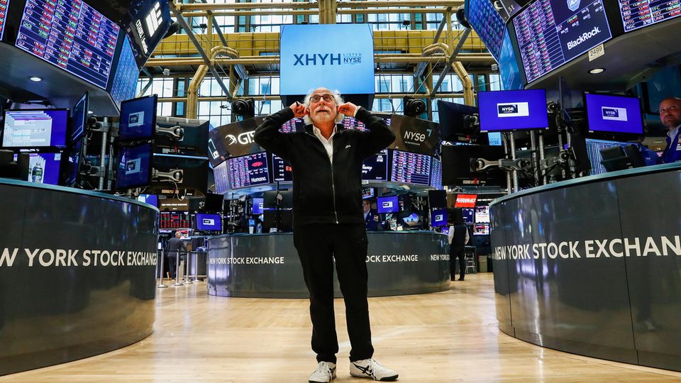 Trader Peter Tuchmann in der New Yorker Börse NYSE Trader Peter Tuchmann in der New Yorker Börse NYSE
