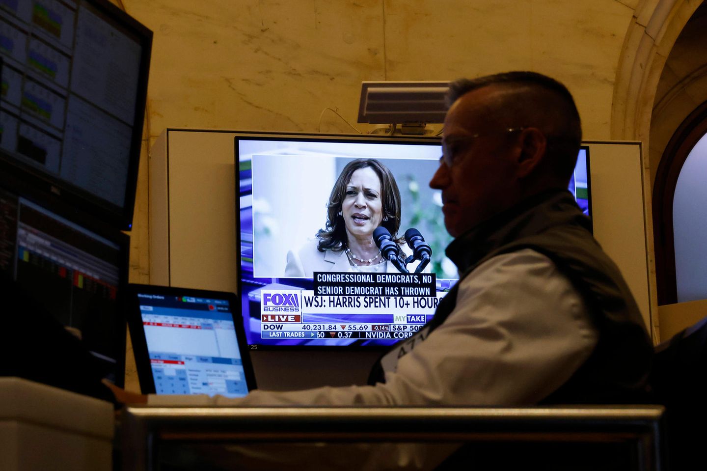 Auf einem Bildschirm auf dem Parkett der New Yorker Börse sind Bilder von Vizepräsidentin Kamala Harris zu sehen