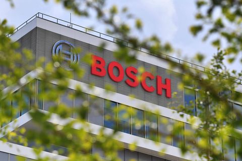 Bosch-Schriftzug an einem Firmengebäude