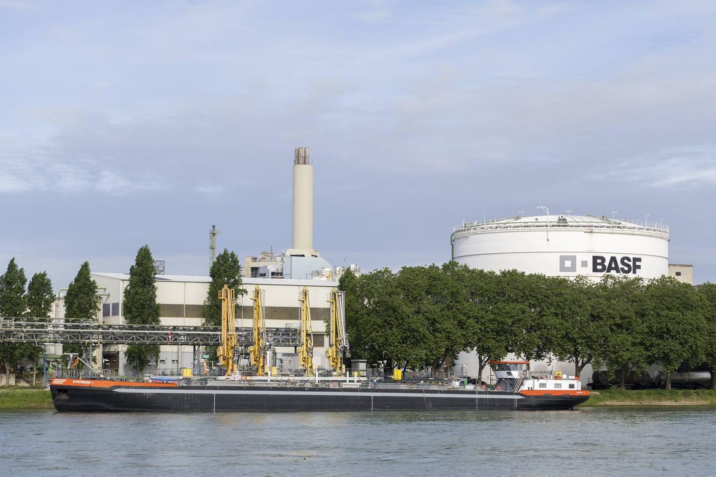 Ein Schiff auf dem Rhein vor dem BASF-Werk in Ludwigshafen