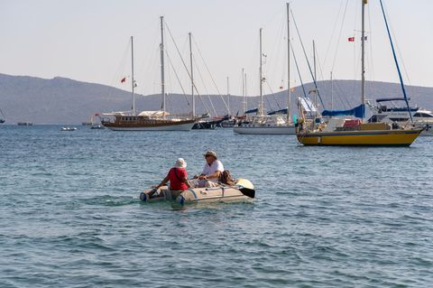 Alteres Paar paddelt in der Bucht von Kumbahce bei Bodrum