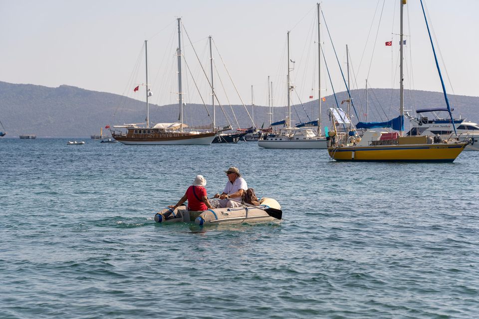 Alteres Paar paddelt in der Bucht von Kumbahce bei Bodrum