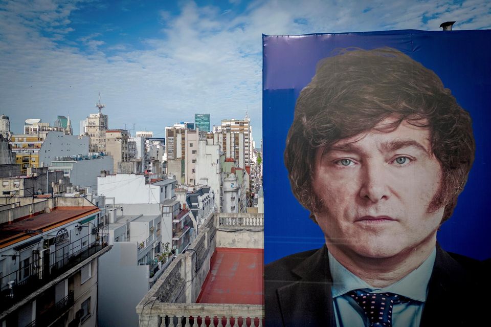 Javier Milei blickt von einem riesigen Wahlplakat über Buenos Aires