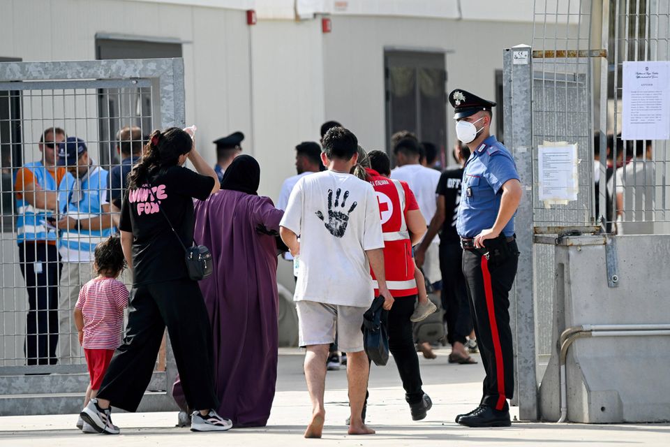 Auch in Italien kommen sehr viel mehr Asylsuchende an beziehungsweise stellen dort ihren Asylantrag (2023: 135.820, 2022: 84.290, 2013: 26.620). Die EU-Kommission will, dass Flüchtlinge künftig direkt an den Außengrenzen ihr Asylverfahren durchlaufen. Italien ist mit knapp 59,0 Millionen Einwohnern das drittgrößte Land der EU. 