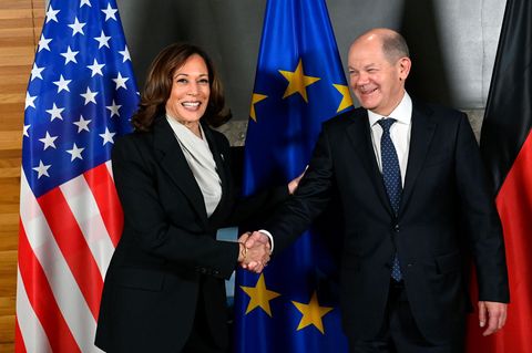 Kamala Harris und Olaf Scholz begrüßen sich bei der Münchner Sicherheitskonferenz