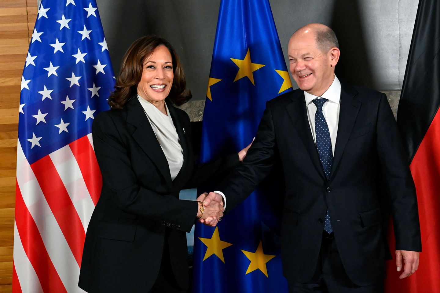 Kamala Harris und Olaf Scholz begrüßen sich bei der Münchner Sicherheitskonferenz