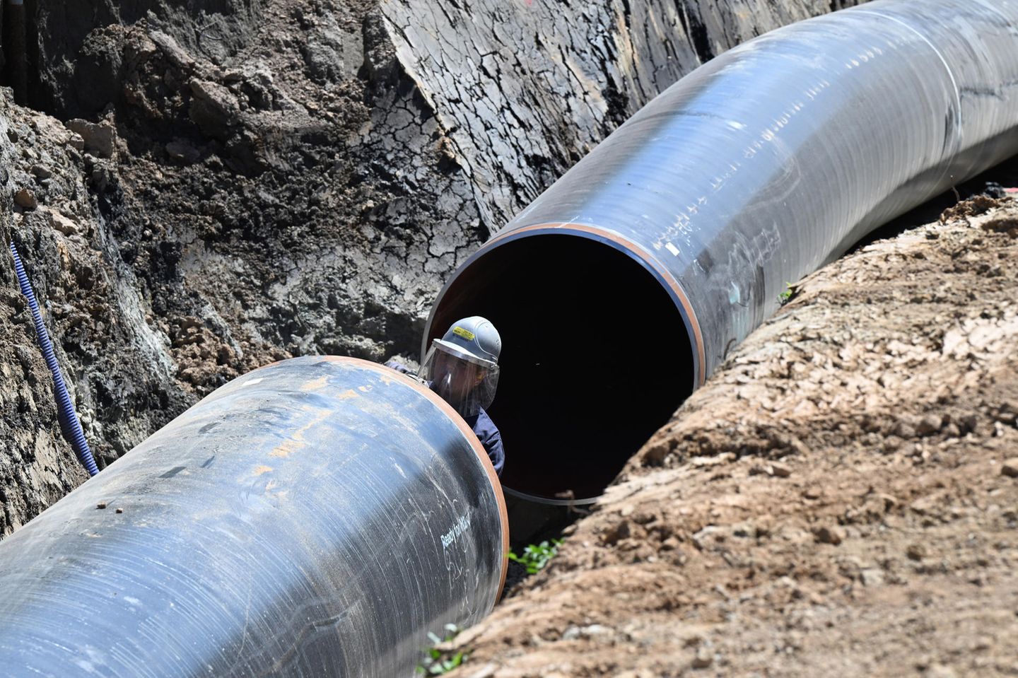 Auf einer Baustelle für eine neue Pipeline für Gas und Wasserstoff verlegt EnBW Rohre. 