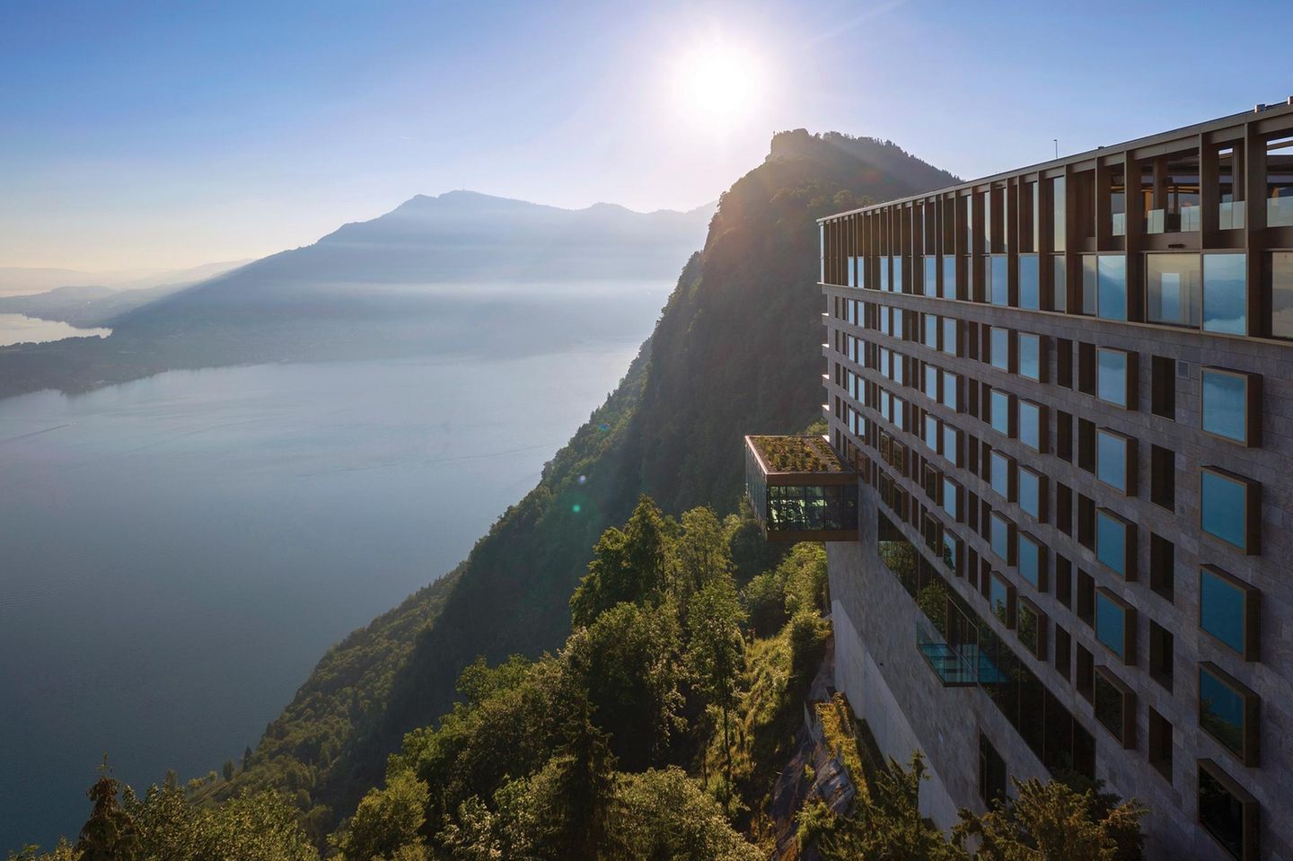 Vom hoch gelegenen Bürgenstock Resort blickt man auf den Vierwaldstättersee