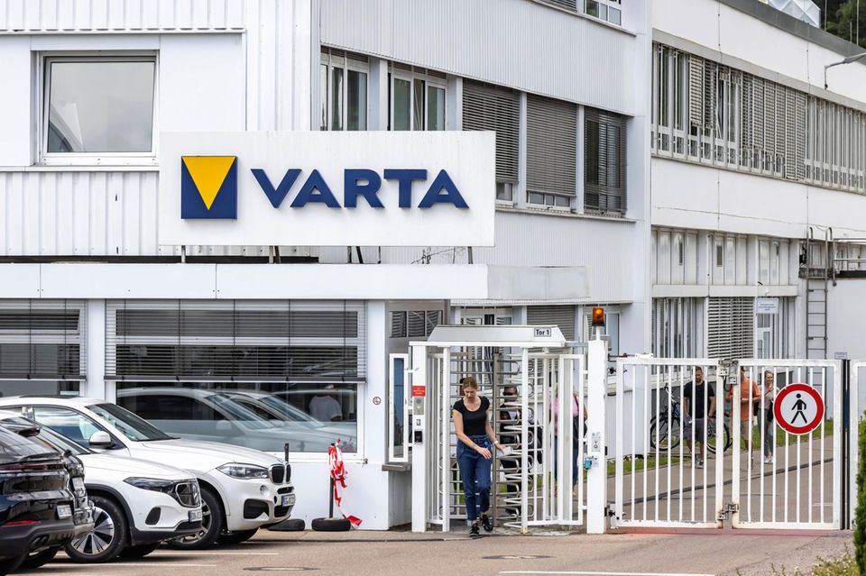 Eine Frau verlässt das Varta-Batteriewerk in Ellwangen