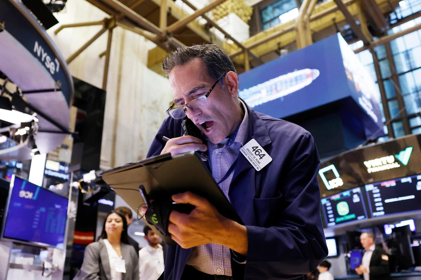 Ein Händler an der New Yorker Börse schreit in sein Telefon