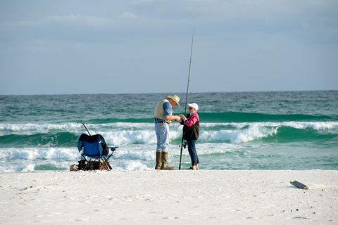 Älteres Paar fischt am Strand von Penascola, Florida