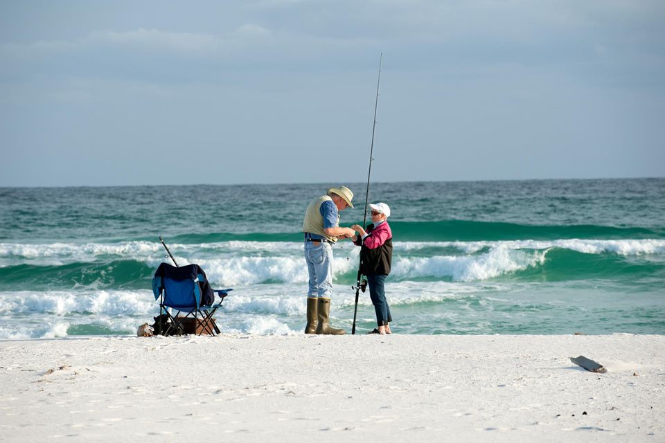 Älteres Paar fischt am Strand von Penascola, Florida