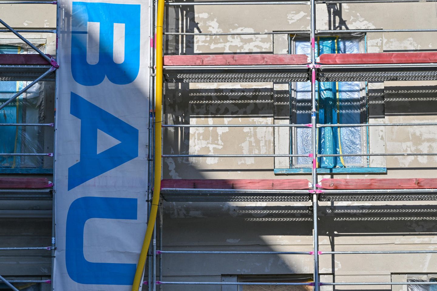 Baustelle eines Mehrfamilienhauses mit neuen Wohnungen