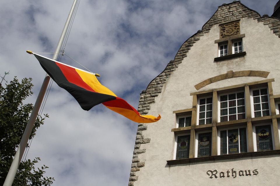 In etwa jeder dritte abhängig Beschäftigte in der öffentlichen Verwaltung (34 Prozent) arbeitete zuletzt zumindest zeitweise im Homeoffice. Der Trend weg vom Homeoffice zeigte sich auch im Anteil der Erwerbstätigen, die 50 Prozent oder mehr ihrer Zeit im Betrieb anstatt am heimischen Schreibtisch verbrachten. Er stieg laut Destatis binnen eines Jahres von 39 auf 44 Prozent. 