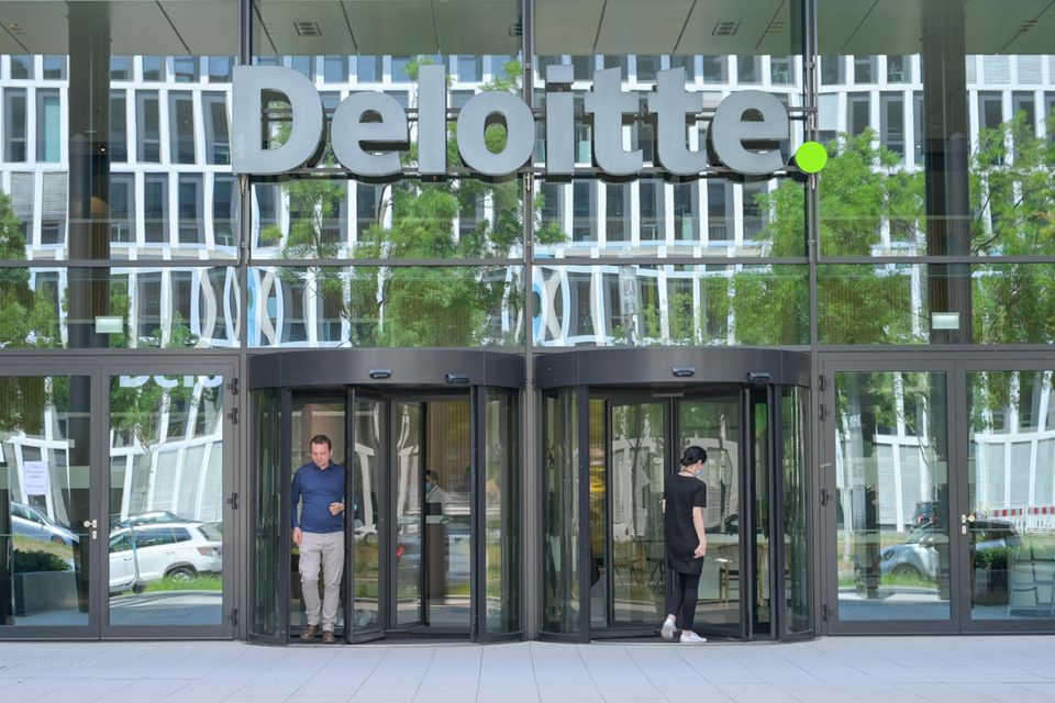 Den zweitgrößten Anteil an Homeoffice konnte 2023 laut der Statistik der Bereich „Unternehmensführung, -verwaltung, -beratung“ vorweisen. Knapp 73 Prozent der dort abhängig Beschäftigten verrichteten demnach zumindest einen Teil ihrer Arbeit von daheim. Spitzenreiter in der EU waren den Angaben zufolge die Niederlande mit 52 Prozent, gefolgt von Schweden (46 Prozent) und Finnland (42 Prozent). 