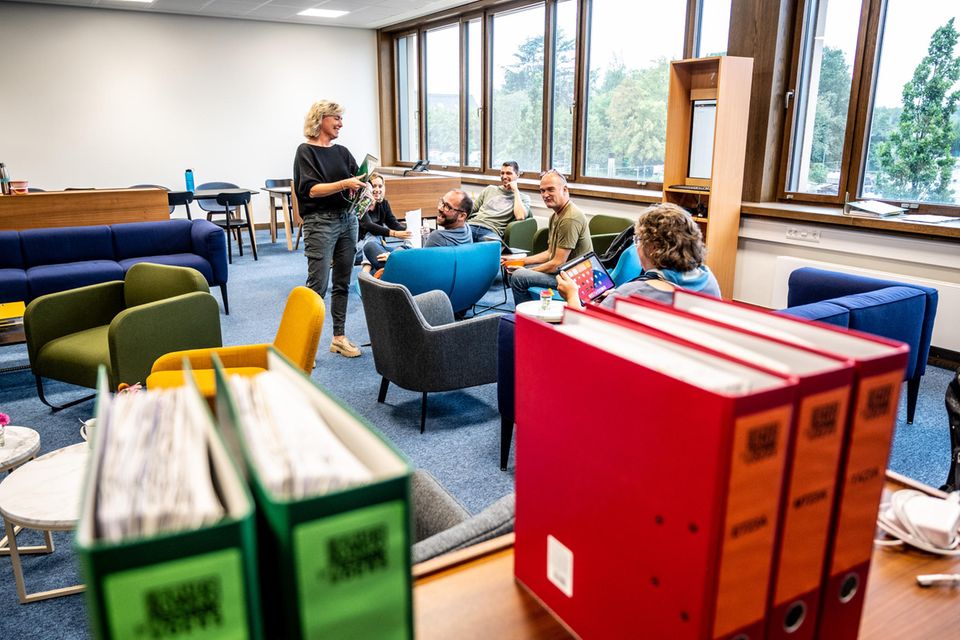 Verglichen mit der Zeit vor der Pandemie ist Homeoffice aber weiterhin sehr stark verbreitet. 2019 lag der Anteil laut den Statistikern lediglich bei knapp 13 Prozent. Überdurchschnittlich viele abhängig Beschäftigten arbeiteten zuletzt im Bereich „Erziehung und Unterricht“ zumindest zeitweise von zuhause aus. Ihre Branche kam mit 35 Prozent auf den siebten Platz. Als Homeoffice-Arbeit galt es beispielsweise, wenn Lehrer daheim den Unterricht vorbereitet oder Klassenarbeiten korrigiert haben. 