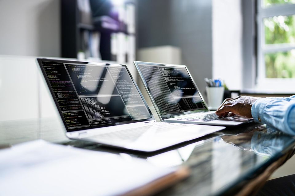 Exakt drei von vier Beschäftigten im Bereich der IT-Dienstleistungen (75 Prozent) haben 2023 zeitweise oder ganz im Homeoffice gearbeitet. Das konnte laut Destatis keine andere Branche überbieten. Schlusslicht der 14 ausgewählten Wirtschaftszweige war das Gesundheitsweisen (sechs Prozent), gefolgt vom Einzelhandel und dem Baugewerbe (jeweils rund acht Prozent). Den geringsten Anteil aller EU-Länder wiesen Bulgarien und Rumänien mit jeweils nur rund drei Prozent auf. 