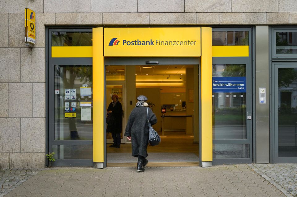 Finanzdienstleistungen waren die letzte Branche im Ranking, in der weniger als die Hälfte der abhängig Beschäftigten zumindest zeitweise im Homeoffice tätig waren. Der Bereich lag mit knapp 47 Prozent auf dem fünften Platz. Den höchsten Homeoffice-Anteil unter den abhängig Beschäftigten hatten den Angaben zufolge 2023 die 25- bis 34-Jährigen mit rund 26 Prozent. Am wenigsten verbreitet war Homeoffice demnach bei den 15- bis 24-Jährigen (zwölf Prozent) sowie bei Beschäftigten ab 65 Jahren (13 Prozent). 
