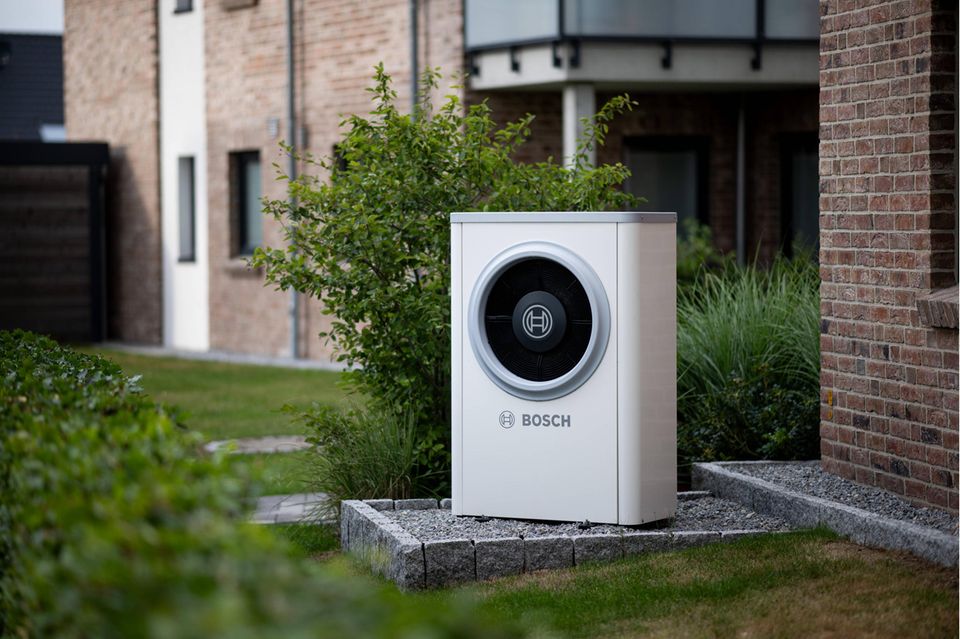 Wärmepumpe von Bosch vor einem Haus