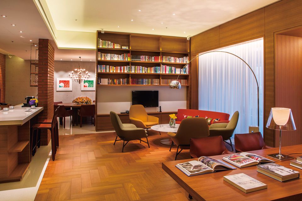 Die „Library Suite“ ist 89 Quadratmeter groß und mit Hunderten von Büchern sowie Möbeln von Cassina eingerichtet   