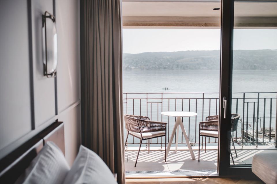 Eine beruhigende Farbpalette, hochwertige Stoffe und Hölzer sowie Seeblick machen die Zimmer zum Zuhause
