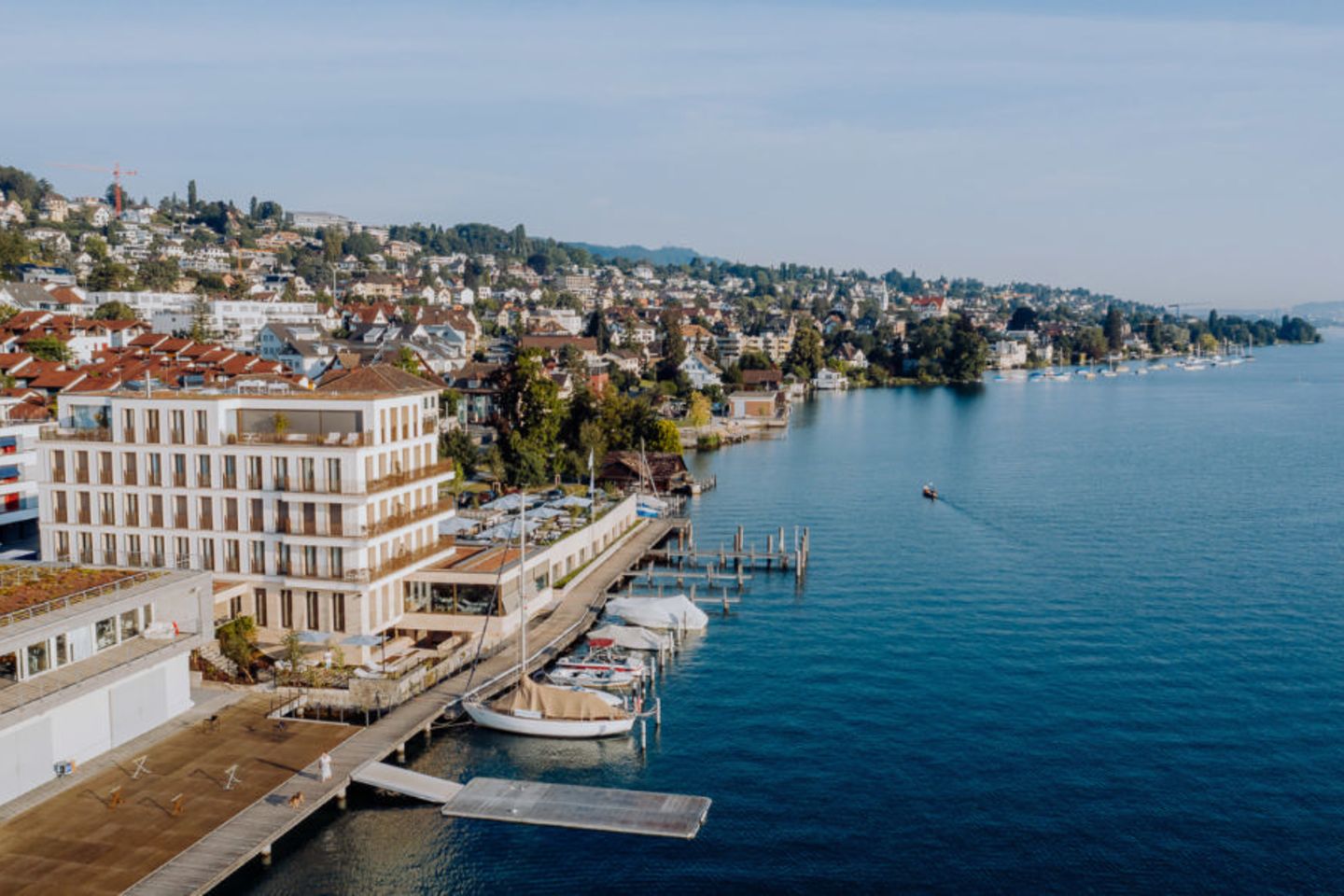 Vom Anleger des Alex Lake fährt ein Shuttle-Boot zu weiteren Häusern und Restaurants der Hotelgruppe The Living Circle