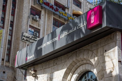 Eine Filiale der Bank of Palestine in der Stadt Ramallah im Westjordanland. 