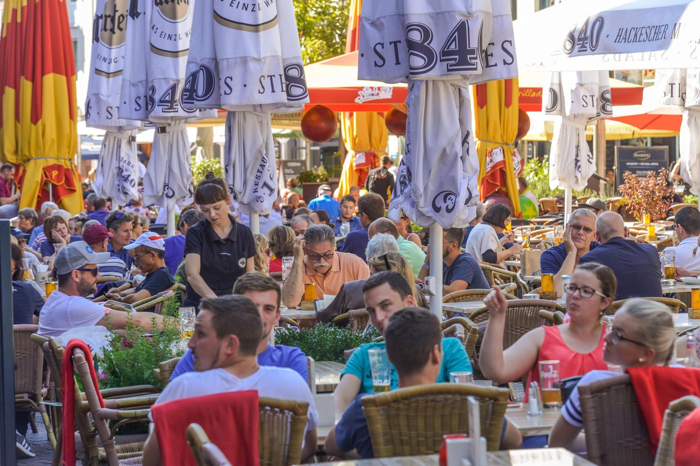 Gäste sitzen in einem Biergarten
