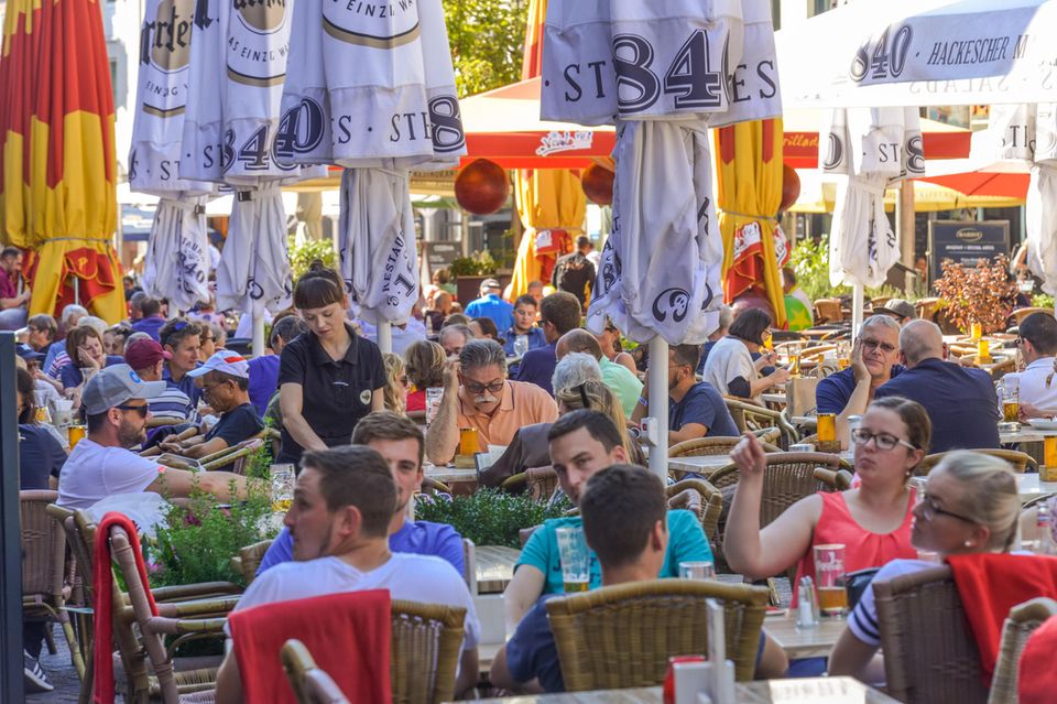 Gäste sitzen in einem Biergarten