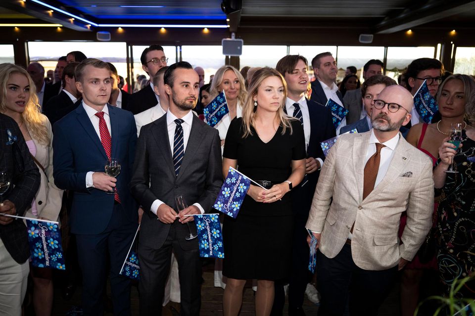 Bei aller Liberalität: Rechtsnationalismus ist auch in Schweden mitnichten eine neue Bewegung. Die Schwedendemokraten (Sverigedemokraterna, kurz: SD) wurden 1988 gegründet. Sie erzielten bei der Reichtstagswahl 2022 knapp 21 Prozent und stiegen zur zweitstärksten Kraft auf. Bei der Europawahl 2024 wurden die Rechtspopulisten aber mit Platz vier abgestraft. 