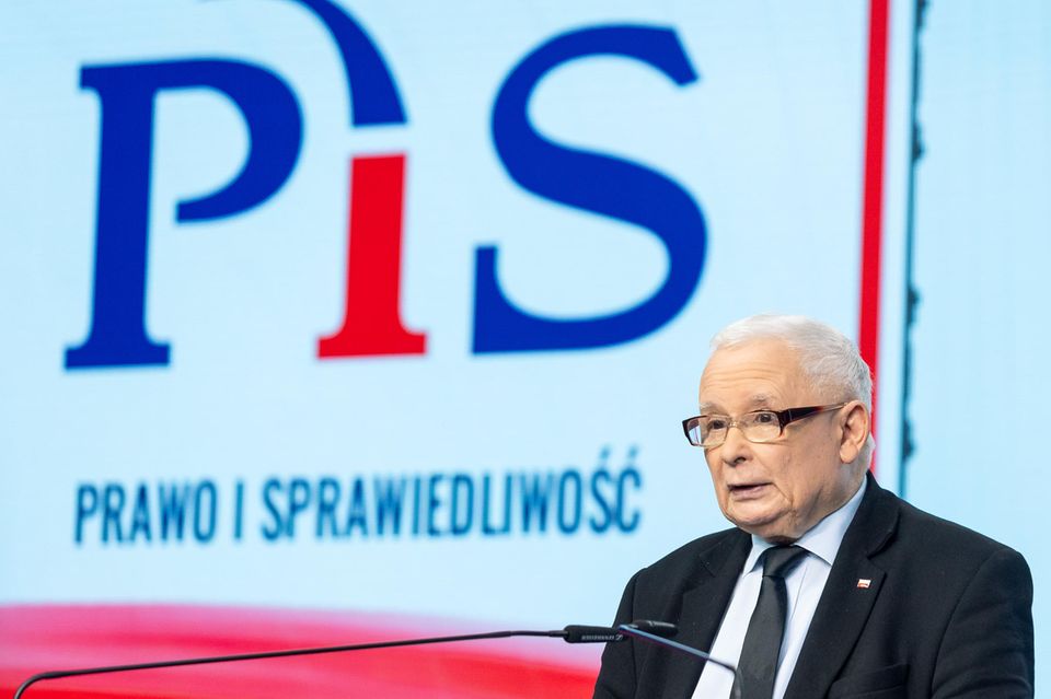 Die absolute Mehrheit verfehlte auch die national-konservative Regierungspartei Recht und Gerechtigkeit (Prawo i Sprawiedliwość, PiS) in Polen. Zwar wurde die Partei von Jarosław Kaczyński bei der Wahl im Oktober 2023 mit rund 35 Prozent stärkste Kraft. Es reichte nach acht Jahren an der Macht aber nicht mehr für eine Mehrheit in den Kammern der polnischen Nationalversammlung. Stattdessen konnte der Opppositionsführer und Ex-EU-Ratspräsident Donald Tusk die Regierung bilden. 