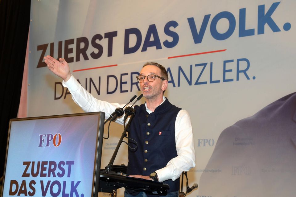 Die Freiheitliche Partei Österreichs (FPÖ) von Parteichef Manfred Kickl war bei der Europawahl 2024 mit rund 26 Prozent der Stimmen in ihrem Land die Siegerin. Sie holte über acht Prozentpunkte mehr als bei der vorherigen Abstimmung. Bei der Nationalratswahl 2019 hatte es dagegen eine herbe Niederlage für die rechtspopulistische Partei gegeben. Sie stürzte zehn Punkte auf 16 Prozent ab. Damit lag die FPÖ laut Statista im europaweiten Vergleich auf Platz neun der Länder mit der stärksten Rechten. Die Österreicher stimmen im Superwahljahr 2024 am 29. September über die Zusammensetzung ihres Parlaments ab. Laut Umfragen könnte die FPÖ stärkste Partei werden.